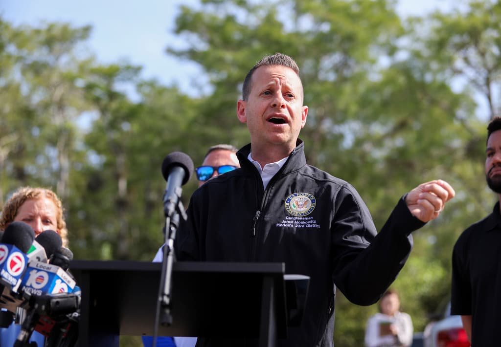 El
<b>congresista Jared Moskowitz</b> habla frente al centro de detención de migrantes conocido como
<a href="https://www.univision.com/local/orlando-wven/dreamer-es-enviado-a-alligator-alcatraz-abogado-denuncia-condiciones-inhumanas">Alcatraz de los Caimanes</a> durante una conferencia de prensa previa a una visita de inspección al Centro de Entrenamiento y Transición Dade-Collier. Tras el recorrido, Moskowitz señaló que los legisladores observaron diferencias notables entre las áreas destinadas al personal y las de los detenidos, destacando que mientras los empleados cuentan con espacios climatizados y comidas completas, los migrantes permanecen en condiciones precarias y bajo un calor extremo.