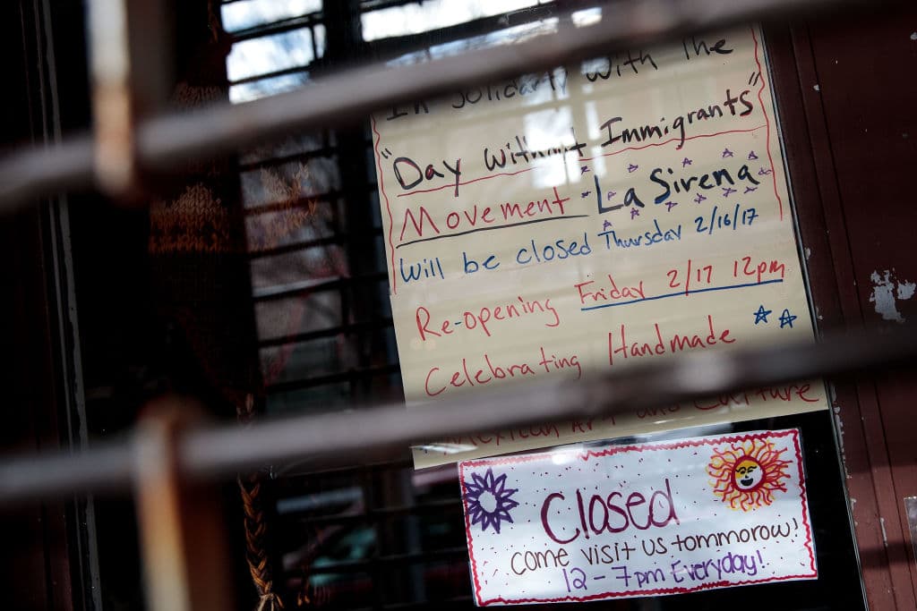 Detalle del mensaje en la vitrina de La Sirena, uno de los locales que respondió en Nueva York al "Día sin inmigrantes".