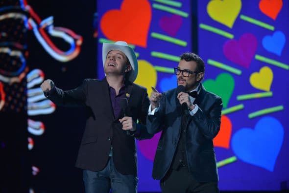 Mira los mejores momentos detrás de cámaras y sobre el escenario con todas las estrellas que llegaron a Teletón USA para participar en esta importante causa.