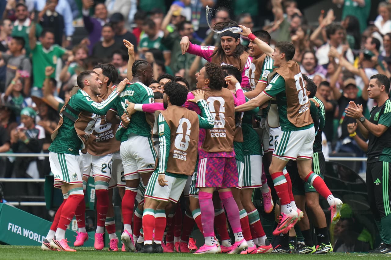 El mexicano Julián Quiñones (segundo por la izquierda) celebra con sus compañeros tras marcar el primer gol en la primera mitad del partido de fútbol del Grupo A de la Copa del Mundo entre México y Sudáfrica, en Ciudad de México.