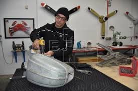 Es reconocido por expertos como una mezcla entre artista y diseñador industrial. Sus conocimientos se basan en su experiencia temprana con materiales como fibra de vidrio, metales, así como procesos de fundición de metal.