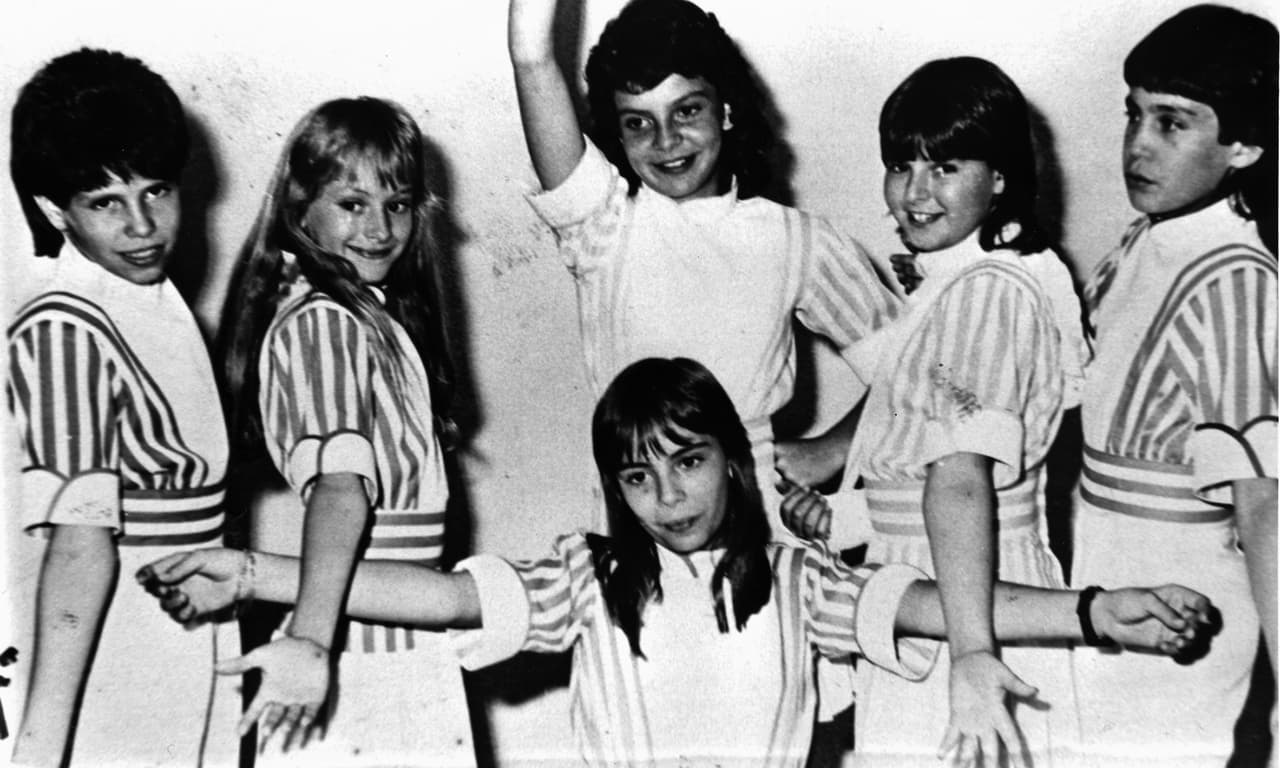 Aquí en sus inicios con el grupo Timbiriche. Pau posa con los integrantes originales: Diego Schoenning, Sasha, Mariana, Alix y Benny Ibarra antes de entrar al programa XETU en 1981.