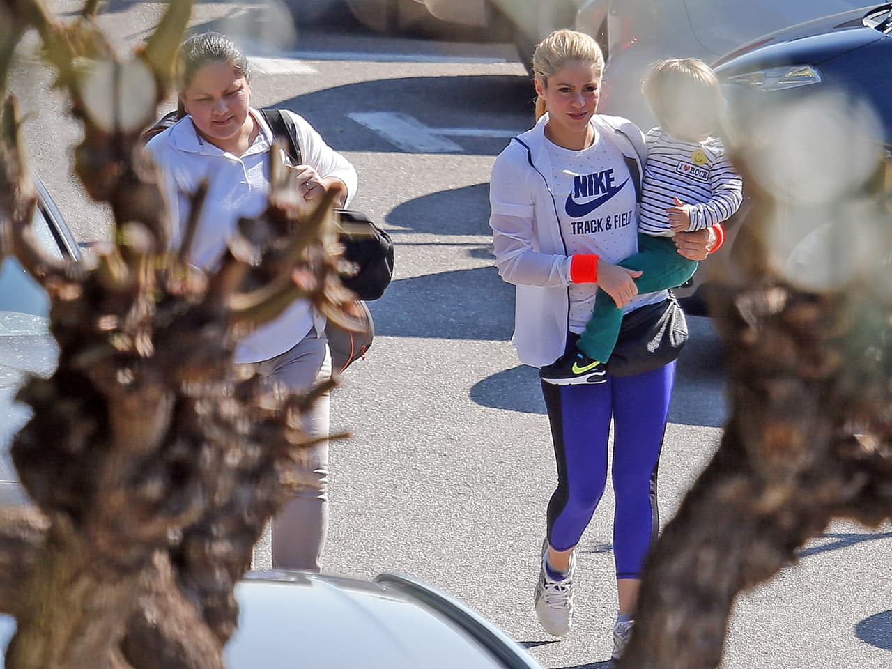 Shakira lleva a su hijo Sasha, de dos años, a clases de natación en Barcelona.