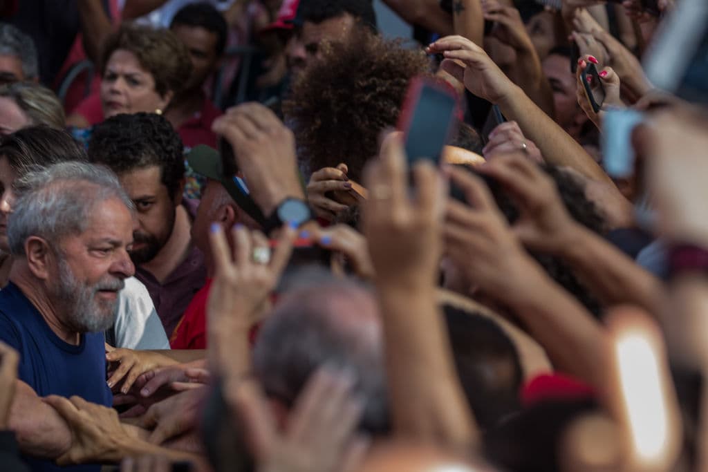 Lula da Silva saluda a sus seguidores antes de entregarse a las autoridades. Una orden de arresto había sido emitida en contra de Lula por una condena de 12 años por corrupción. Foto por Victor Moriyama/Getty Images