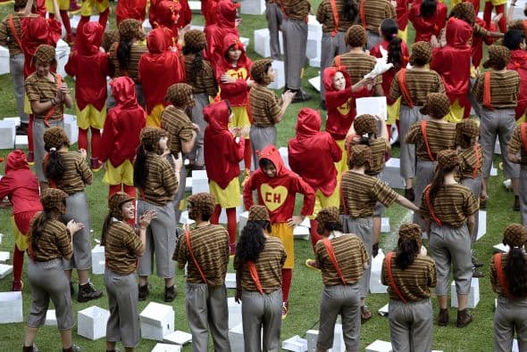 Los niños aplauden y echan vítores al cómico al terminar de cantar.