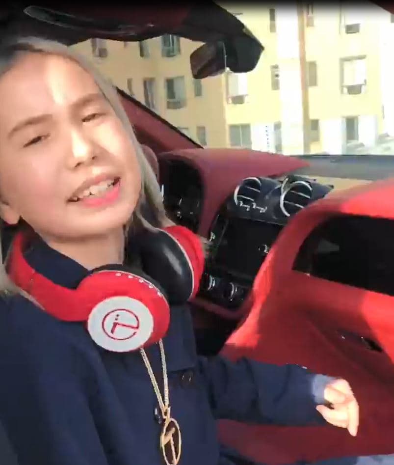 Nadie sabe de dónde sale el dinero que Lil Tay presume. En algunas ocasiones ella misma ha dicho que trafica con drogas desde los seis años, declaración que hace pensar es parte de un personaje. Este papel lo ejecuta a bordo o manejando por unos segundos, sin licencia de conducir, coches de lujo como este Bentley Bentayga, con interiores en piel roja que, a decir de la youtuber, combinan con el color de sus nuevos audífonos.