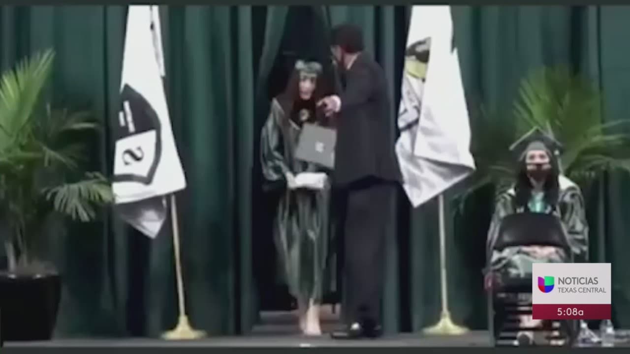 Exestudiante señala que muchos jóvenes rompieron protocolos en actos de graduación donde hispana fue sancionada al sacar la bandera de México