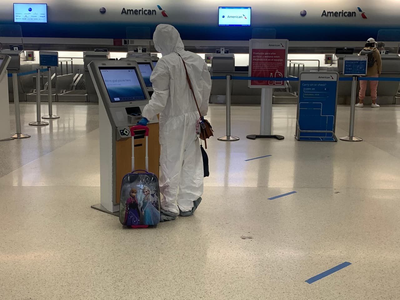 A pesar de que ya se han iniciado etapas de reapertura en los 50 estados de EEUU tras la paralización por el coronavirus, el aeropuerto de Miami sigue desolado.
<br>