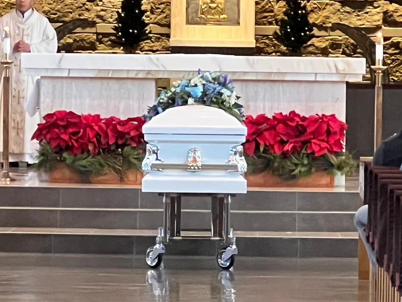 Xavier González, de 14 años, también fue asesinado en el lugar mientras que otro joven resultó gravemente herido.
<b> <a href="https://www.univision.com/local/dallas-kuvn/abel-acosta-de-14-anos-es-buscado-como-sospechoso-por-el-triple-homicidio-en-garland-video">Autoridades buscan a Abel Acosta,</a> </b>de 14 años de edad, como sospechoso del crimen.
<br>