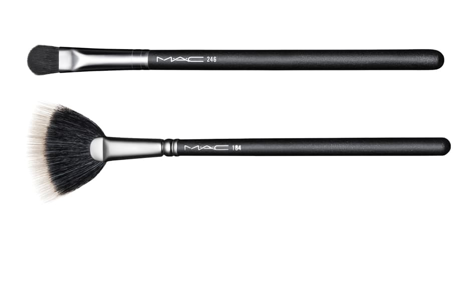 Un par de brochas forman parte de esta colección. La #246 Synthetic Fluffy, funciona para aplicar el polvo y las cremas en los párpados. Mientras que el diseño de la #184 Duo Fibre Fan Brush funciona para aplicar productos ligeros y eliminar el exceso de polvo. $25 dólares cada una, 
<a href="https://www.maccosmetics.com/collections-mac-star-trek">Maccosmetics.com</a>.
<br>