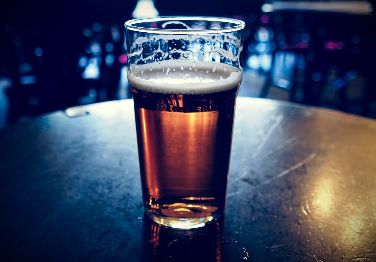 La curiosa iniciativa en Gran Bretaña para atraer nuevos votantes: cerveza gratis