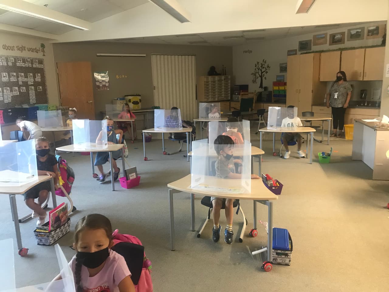 Los estudiantes de Munster, Indiana, se ven aquí sentados en sus escritorios con distanciamiento social y máscarillas para mantenerse seguros en medio de la pandemia.