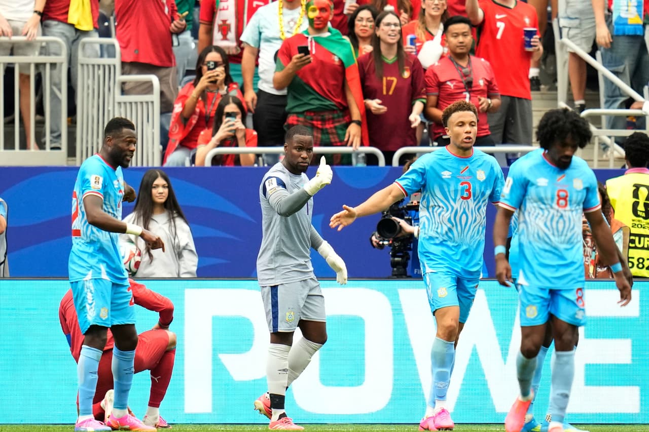 El portero congoleño Lionel Mpasi, en el centro, reacciona durante el partido de fútbol del Grupo K de la Copa Mundial entre Portugal y Congo en Houston, el miércoles 17 de junio de 2026.