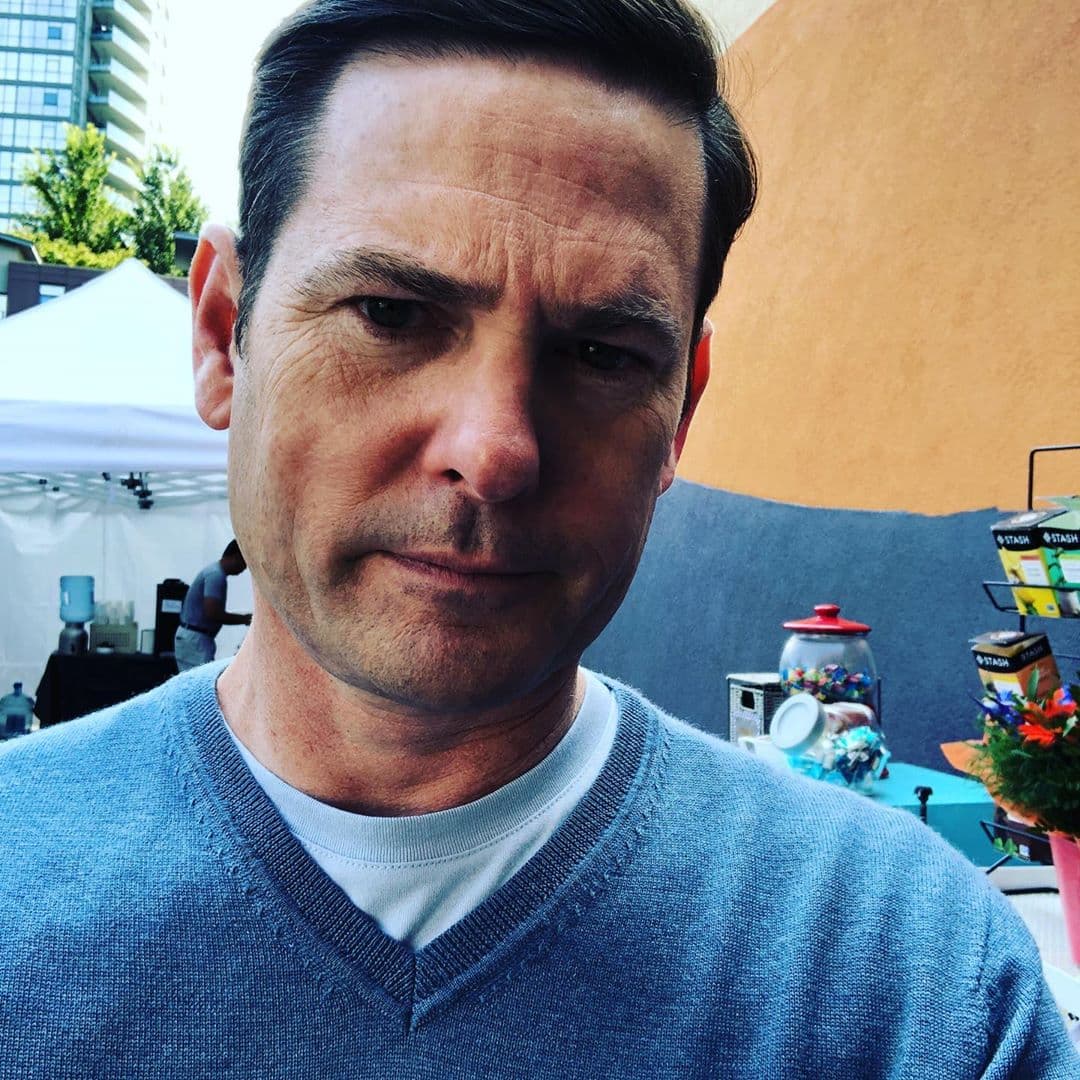 Los hechos ocurrieron alrededor de las 8:30 pm cuando un automovilista llamó al 911 para reportar que un vehículo se encontraba estacionado en medio de un cruce.