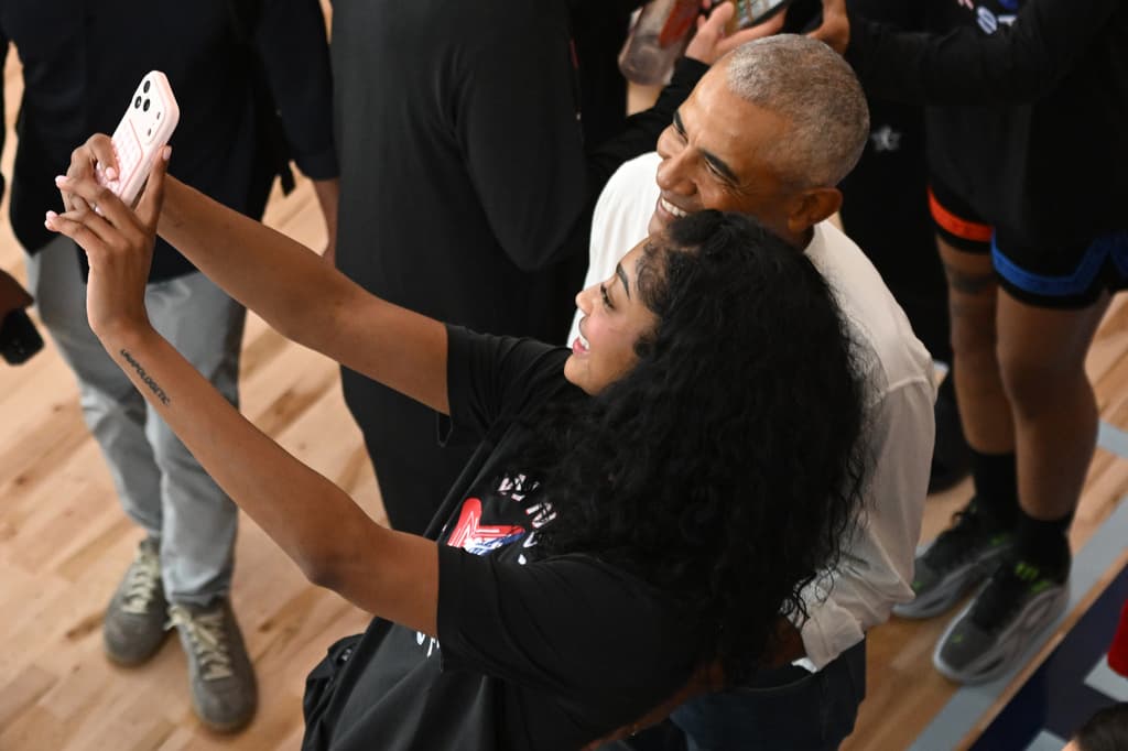 Obama dijo a las seleccionadas que “la manera en que el juego ha ido creciendo” y “la manera en que la gente ha estado prestando atención a su excelencia” ha sido un “espectáculo de ver”, señaló. La práctica reunió a 22 jugadoras convocadas al Juego de Estrellas.