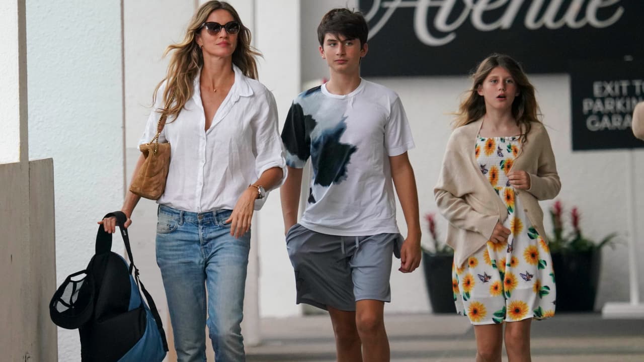 Según TMZ y el Daily Mail, la colombiana se fue a cenar sushi acompañada de Gisele Bündchen, quien fue captada así afuera del restaurante en el que estuvieron.