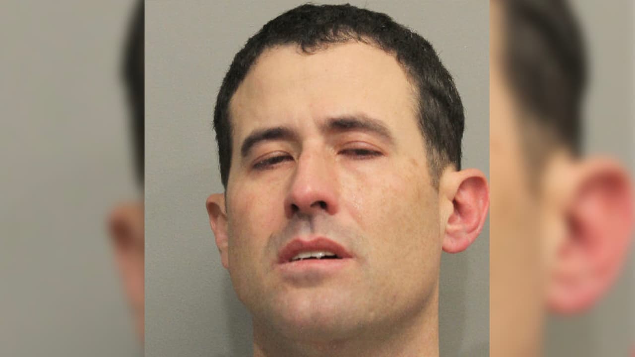 Gary Farek, 40 años, fue arrestado por agentes de la oficina del alguacil Mark Herman por los mismos cargos.