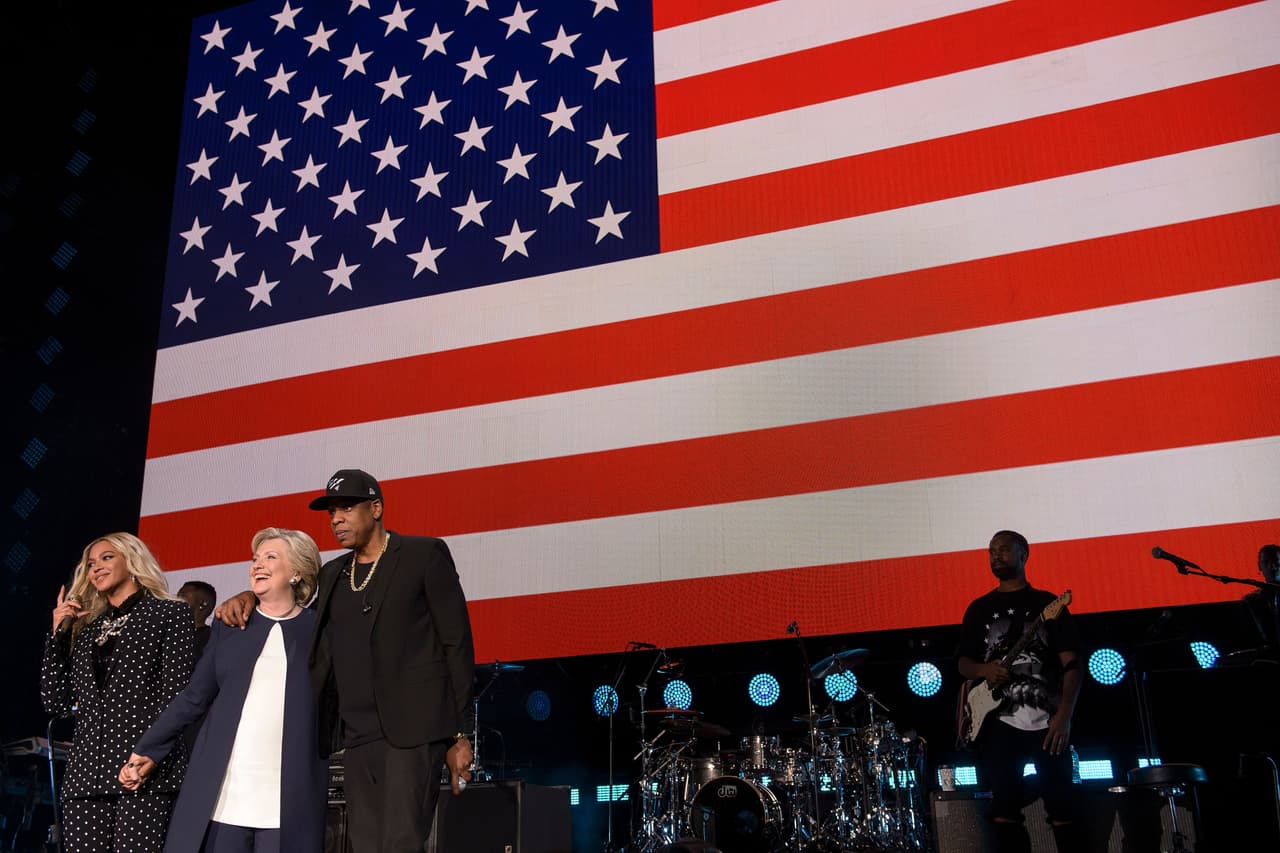 Beyoncé y Jay Z unieron sus fuerzas el 4 de noviembre en Cleveland, Ohio, para pedirle a sus fans en un concierto gratuito que voten por Hillary Clinton.