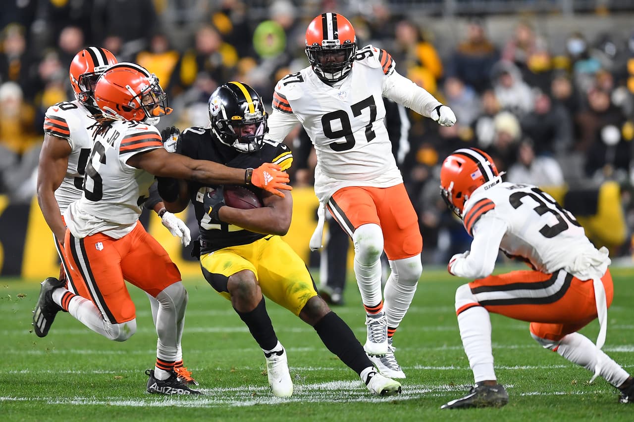 Pittsburgh tenía que vencer a los eliminados Browns para mantenerse con vida en la temporada y lo lograron con una destacada actuación de Najee Harris.