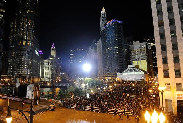 Las autoridades colocaron vallas en torno a los edificios sobre los que caminó Wallenda. Miles de personas rodearon el lugar.