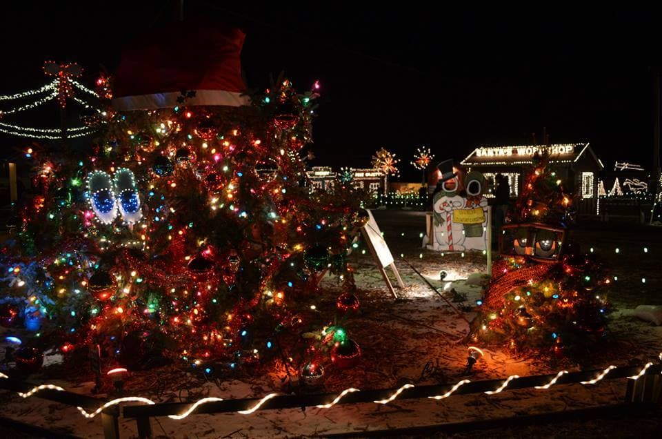 <b><a href="https://goo.gl/maps/ManRepYqquhUGrTn9" target="_blank">Greensburg</a></b>. Cada año, Greensburg es el hogar de Overly's Country Christmas, que es un pueblo navideño tradicional que se completa con luces festivas, golosinas, paseos en carruajes y caballos, villancicos y, por supuesto, el mismo Santa. Antes de ingresar al pueblo, atravesarás una impresionante exhibición de luces.
