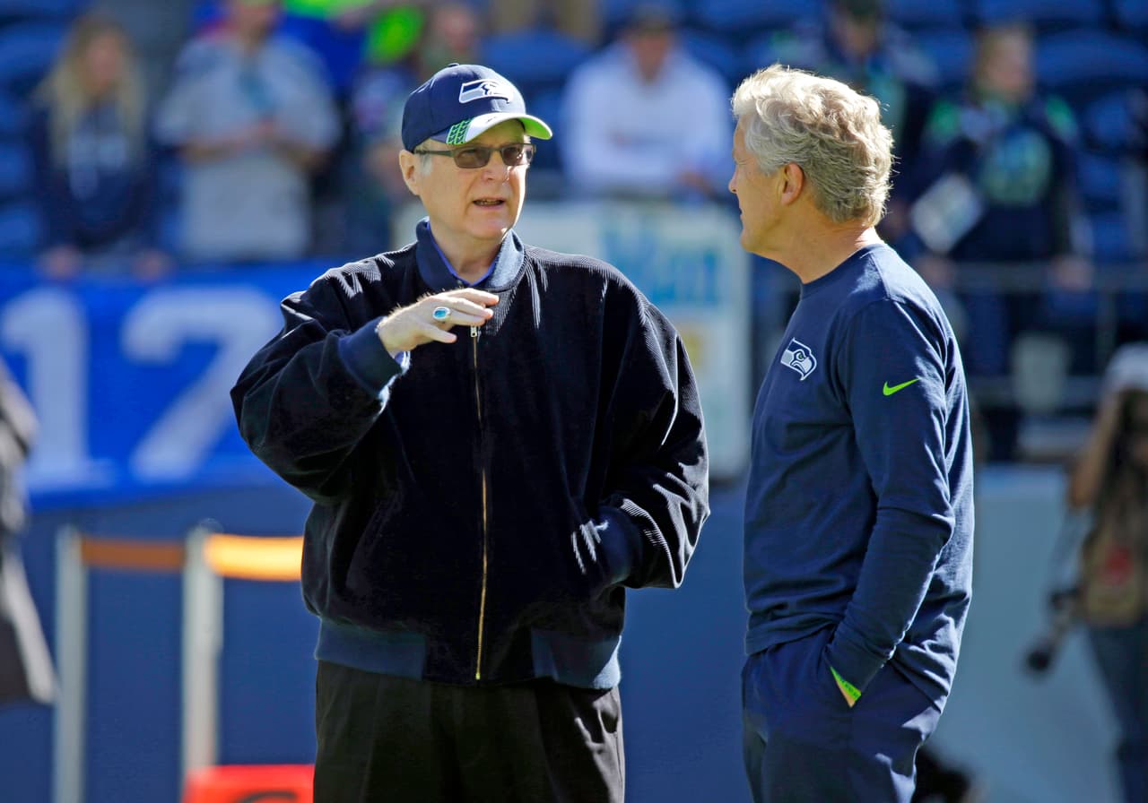 Paul Allen era un multi millonario, cofundador del consorcio Microsoft y propietario de los Seattle Seahawks en la NFL. Aquí conversa con Pete Carroll, head coach del equipo.
