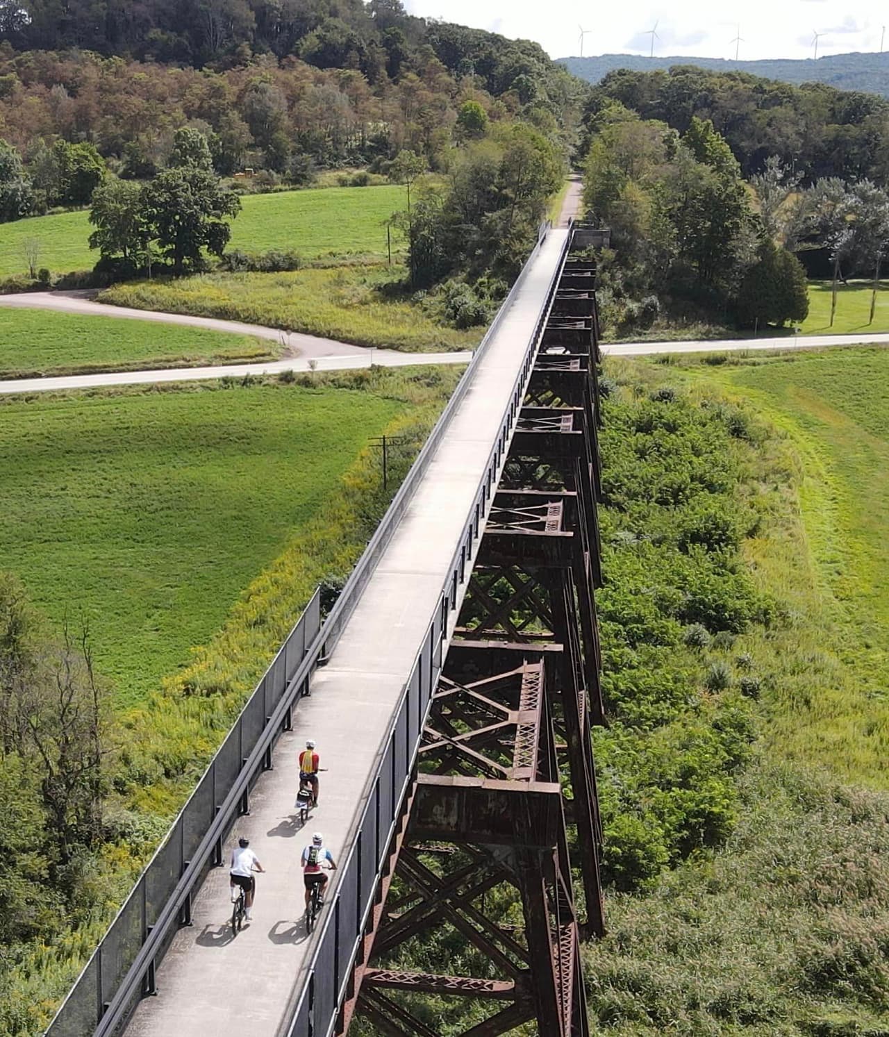<b>Meyersdale</b>. No muy lejos de Bedford, encontrarás la pintoresca ciudad de Meyersdale. Este "pueblo de senderos" se encuentra a lo largo del Gran Pasaje Allegheny de 150 millas, que sirve como sendero para caminar y andar en bicicleta a través de Maryland y Pensilvania. Meyersdale también es conocido por el pintoresco viaducto de Salisbury, un pintoresco puente que cruza el valle del río Casselman.
<br>
<br>
<b><a href="https://goo.gl/maps/chvG2PNwtcfKQUgk6">Cómo llegar</a></b>