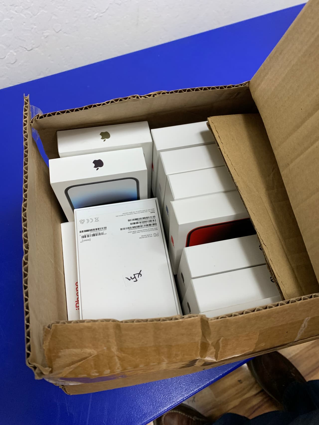 La mayoría de los robos ocurrieron entre agosto de 2023 y enero de 2023. La Fiscalía detalló que el 
<i>modus operandi</i> consistía en que unos sospechosos entraban a las tiendas y amagaban a los empleados y clientes mientras otros se llevaban todos los artículos en los mostradores.