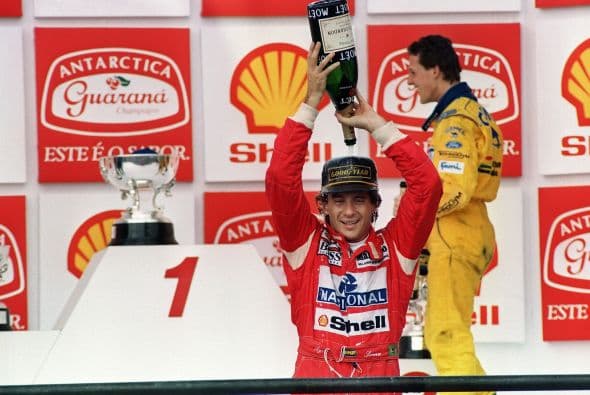 Senna realizó un esfuerzo sobrehumano para poder obtener su primera vistoria en su Sao Paulo natal. Tal fue su cansancio con que terminó la carrera que sobre el podio no pudo alzar el trofeo de manera convencional, debido a los intensos calambres. 