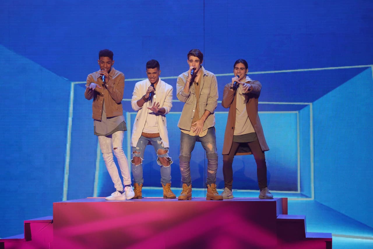 En la banda junto a Fabyán, Abdiel y Félix cantó "Encantadora" de Yandel.