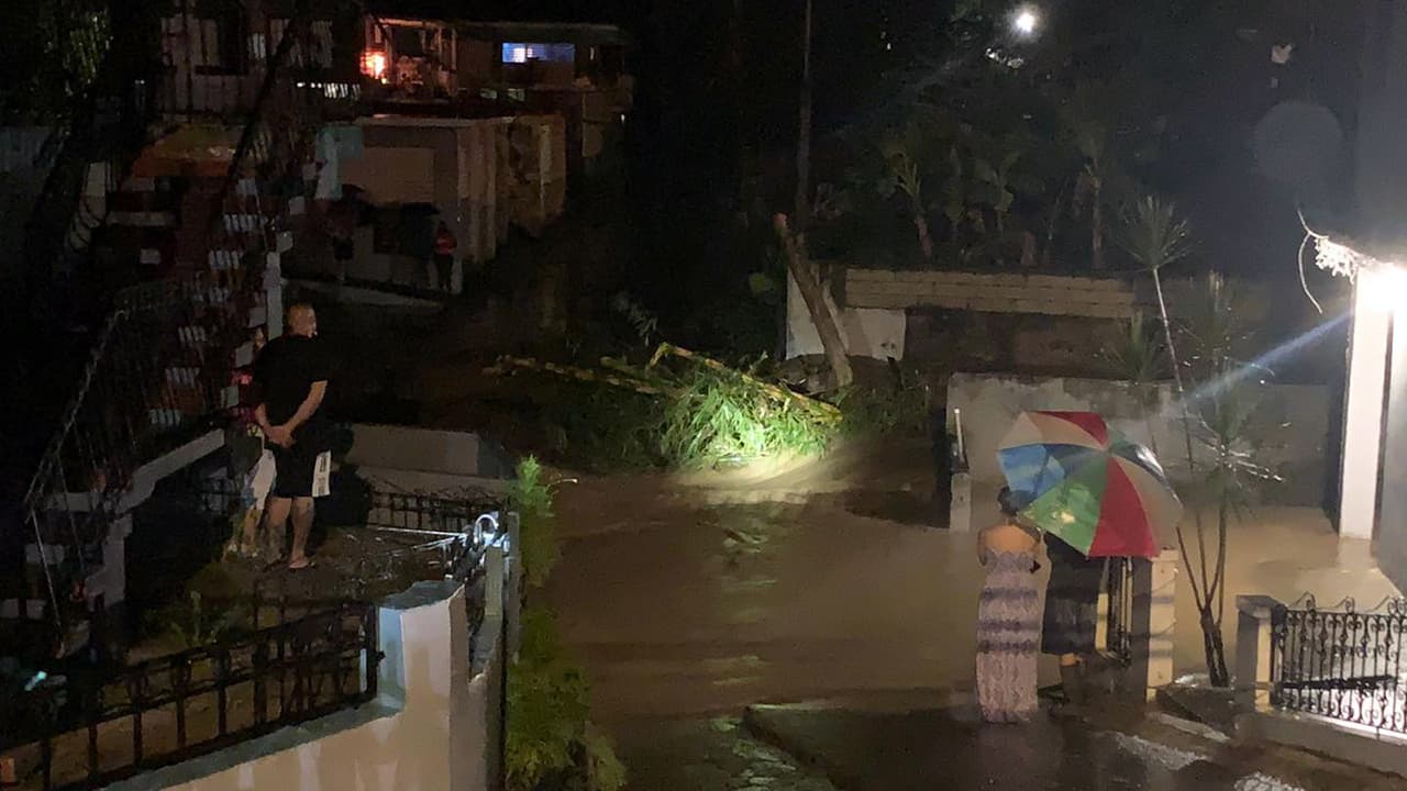 Desbordamiento del Río Viví a causa de la tormenta Peter provoca inundaciones y deslizamientos en Utuado