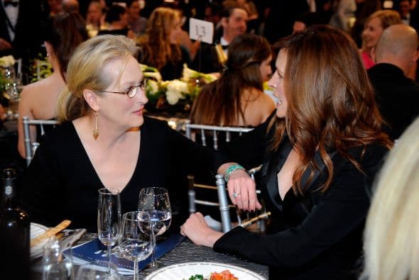 ¡Pero qué bueno está el chisme! Cinco centavos para enterarnos qué tanto platican Meryl Streep y Julia Roberts.