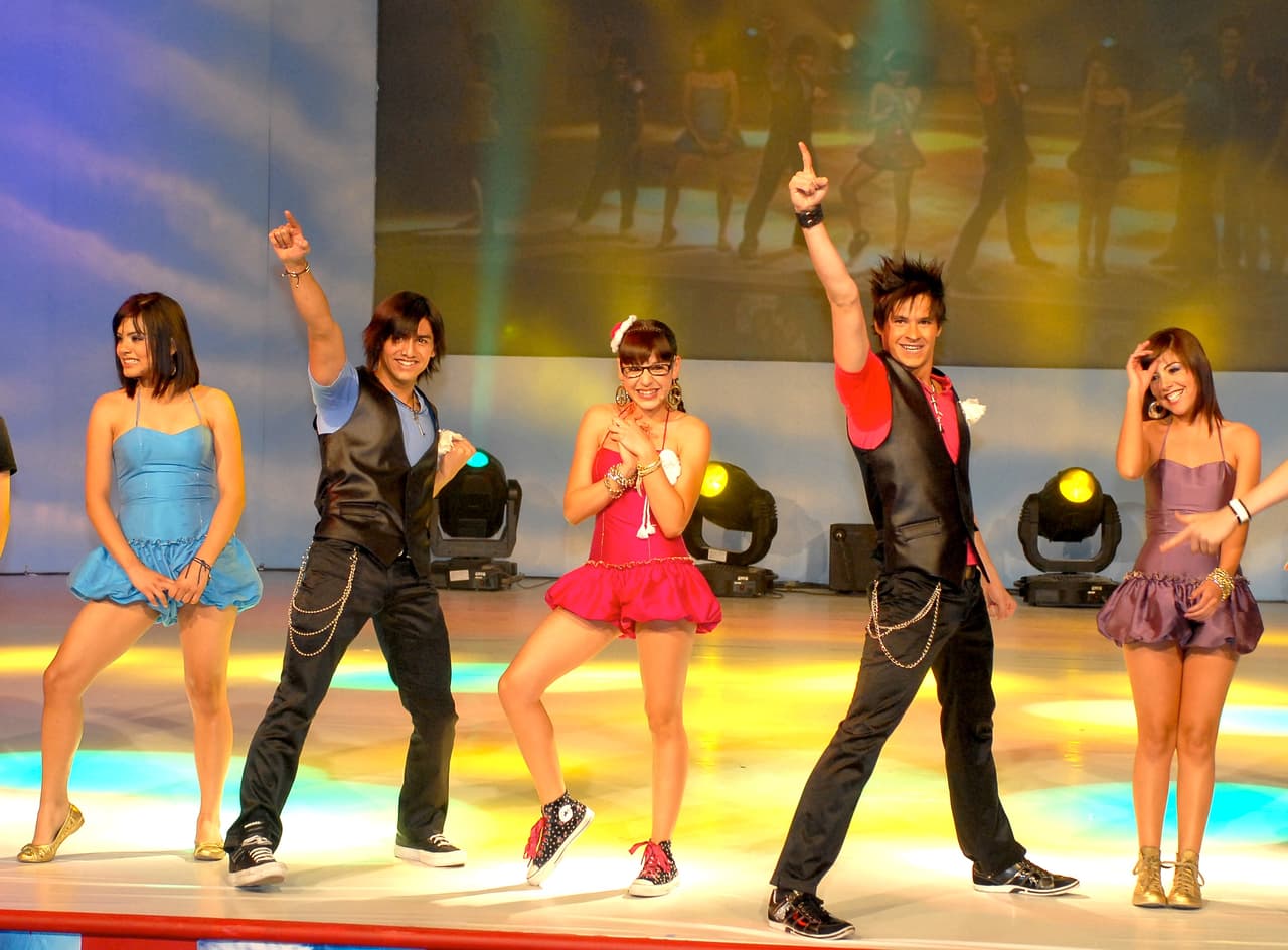 El tema 'Mundo de caramelo' fue el más famoso de la telenovela, llegando al puesto número uno en todas las radiodifusoras de México.