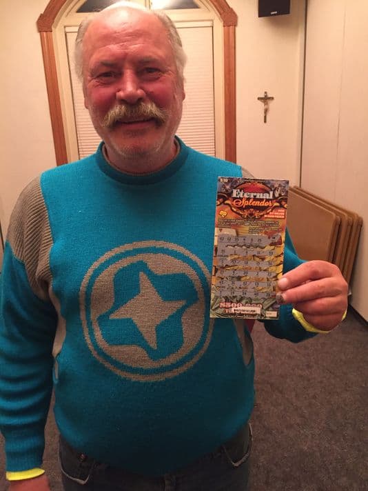 Hombre sin hogar gana la lotería en Colorado