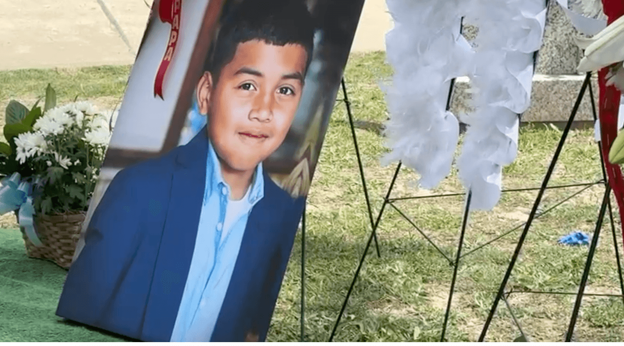 Al Cementerio llegó su padre Francisco Fernández, quien le dijo a 
<i>Univision 45</i> que la última vez que habló con su hijo 
<b>fue hace una semana y media cuando Carlos lo llamó y le pidió unos zapatos.</b>
<br>