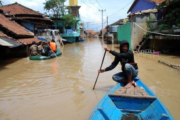 Los residentes de la aldea de Tingkulu dijeron que estaban ocupados retirando tierra de un deslave anterior cuando de repente cayó otro deslizamiento de barro y rocas desde las colinas, dijo el jefe local Sumakud Lucky.