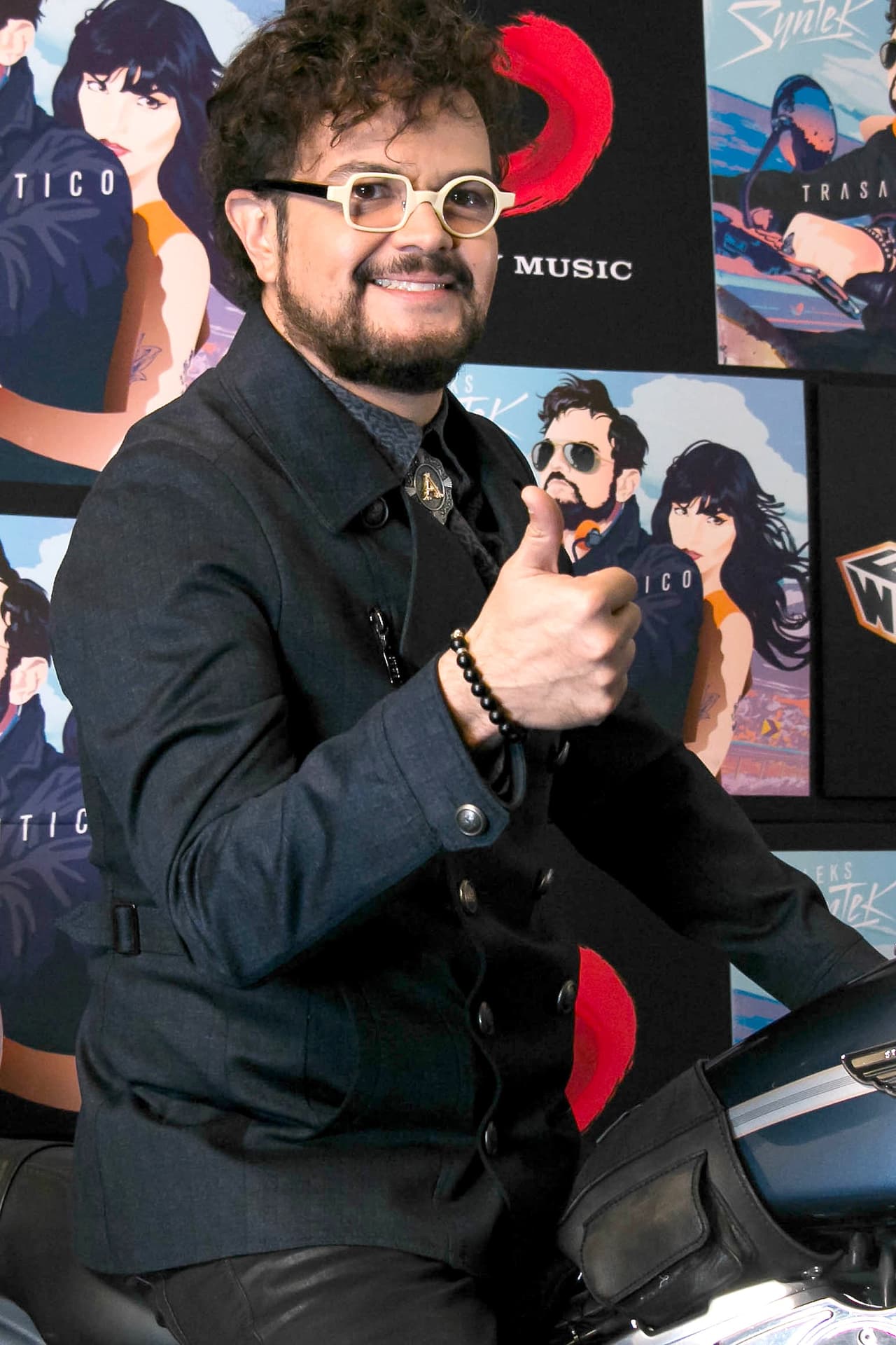 Si bien el cantante reconoció haberse sometido a injerto de cabello, no quio revelar cuántos pelos le habían puesto, pero ahora sí parece todo un rock star's.