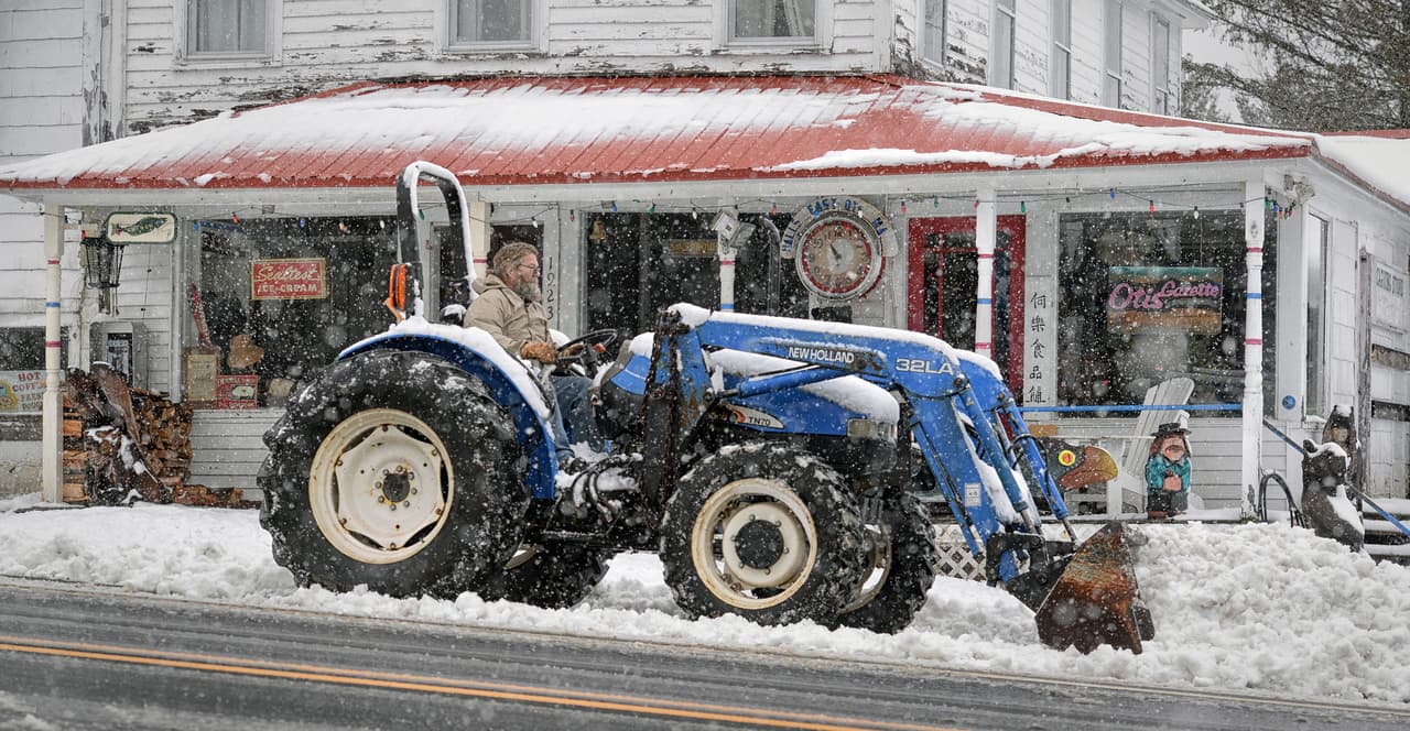 Las calles de East Otis, en Massachusetts, están cubiertas de nieve. Lo peor de la tormenta invernal llegará el viernes por la noche a esta zona de la costa este.