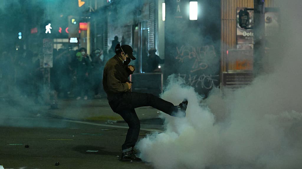 Tras una larga jornada de protestas en el centro de Los Ángeles, las confrontaciones entre algunos manifestantes y las fuerzas del orden escalaron, dejando una cuarta noche de tensión y violencia en la ciudad.