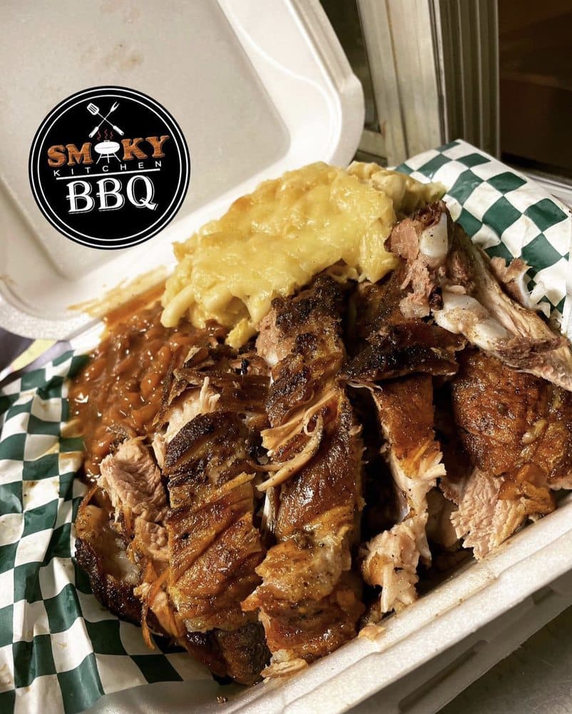 <b>Smoky Kitchen BBQ</b>
<br>Dirección: 52 Armstrong St SE Atlanta, GA 3031
<br>Teléfono: (678) 516-8489
<br>Sitio web: 
<a href="https://smokykitchenbbq.square.site/">https://smokykitchenbbq.square.site/</a> 
<br>
<b><a href="https://www.yelp.com/map/smoky-kitchen-bbq-atlanta">Cómo llegar</a></b>
<br>
<br>Una usuaria de Yelp dijo: “Debo decir que tuvimos una experiencia increíble aquí en este camión de comida (recomendación de 5 estrellas honestamente) todo el personal es amable y la comida es deliciosa. Es el lugar perfecto para visitar si estás fuera tarde en Atlanta”.