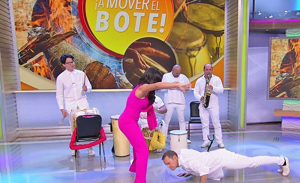 Para darle vida a Mapalé, una danza tradicional colombiana, utilizó las piernas de Francisca Lachapel como un túnel para pasar haciendo lagartijas.