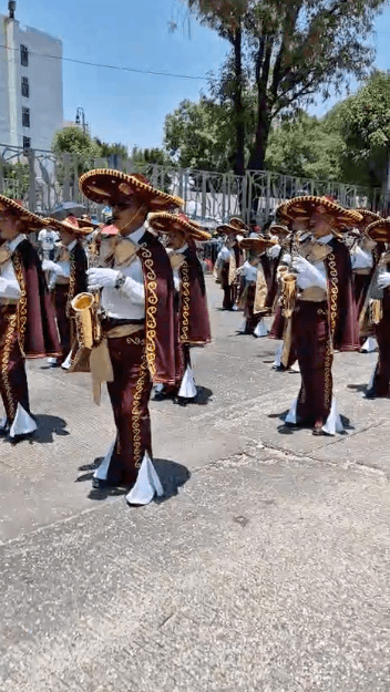 Bailarines con trajes típicos, carros alegóricos adornados y demostraciones del Ejército Mexicano convierten este desfile en un espectáculo que lleva a la gente a permanecer bajo el sol por más de una hora y media.