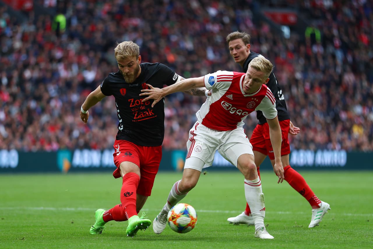 Así fue como apareció Donny Van de Beek para darle el 2-1 al Ajax con su tanto al minuto 45 del primer tiempo, para irse con la ventaja al descanso.