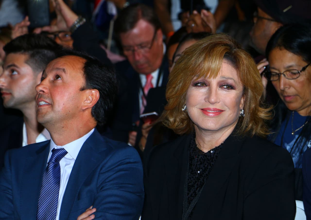 La actriz y cantante mexicana Angélica María también estuvo presente en la ceremonia, acompañando a su hija.