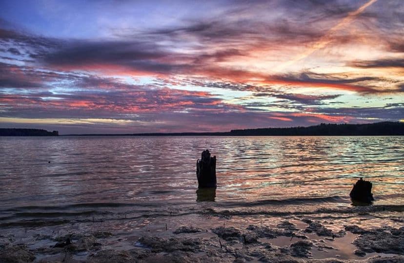 Jordan Lake State Recreation Area está ubicada en el condado de Chatham,
<b><a href="https://goo.gl/maps/WVbG8jehC4wcruKv5">a 30 millas al oeste del centro de Raleigh</a></b>.