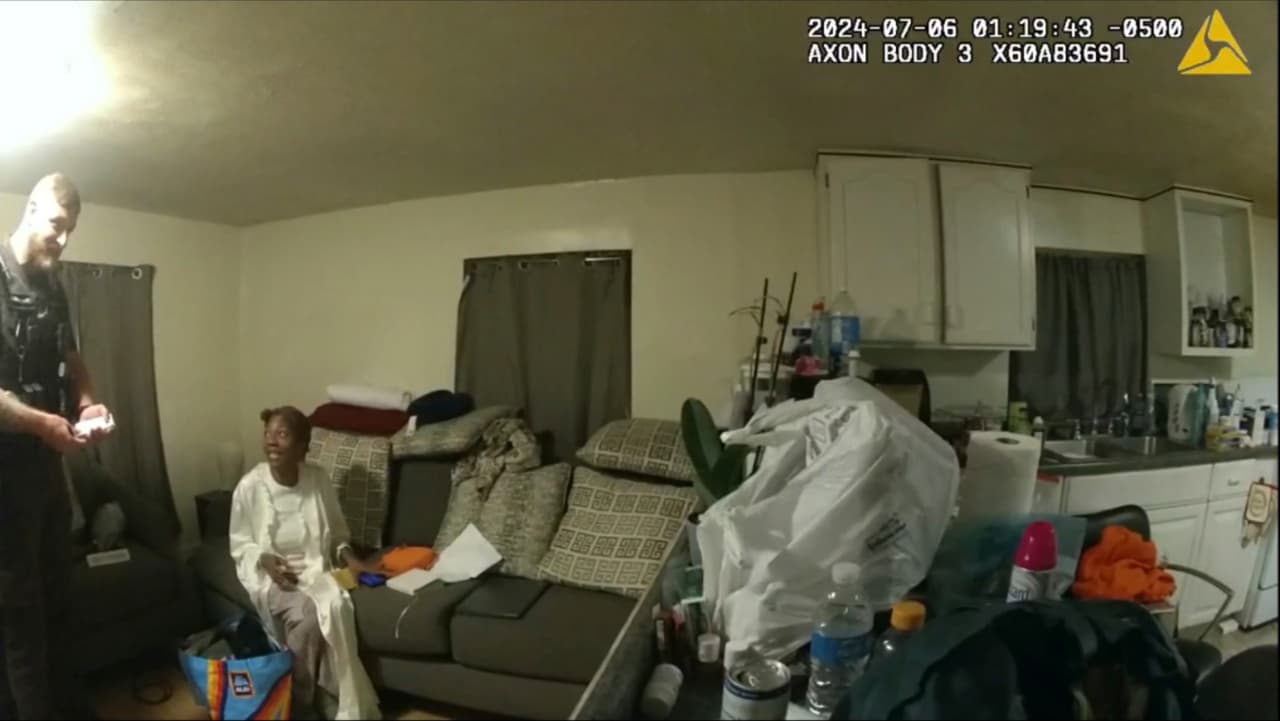 <h3 class="cms-H3-H3"><b>6 de julio del 2024, 1:19am</b></h3>
<br>
<b>3)</b> Grayson ingresó a la vivienda de la mujer, para pedirle una identificación y su nombre. Momentos después ingresó su compañero, quien empezó a revisar la casa. Durante la conversación,
<b> le pidieron a Massey que apagara la hornilla de la cocina, donde presuntamente había agua hirviendo. </b>