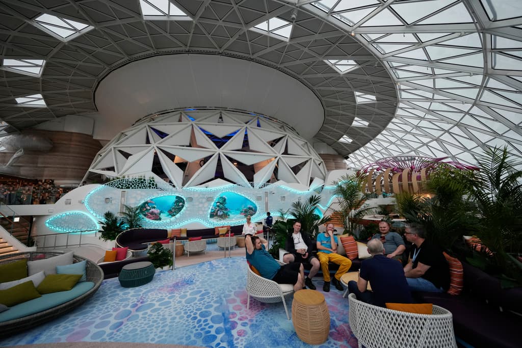 La escultura simula diversos fenómenos naturales, como olas, brisas suaves, estrellas fugaces y la dinámica superficie del océano.