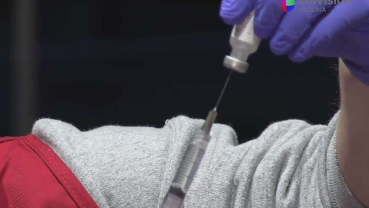 Los hispanos en Arizona son una de las comunidades menos inmunizadas en Arizona, hasta el momento solo el 11% ha sido vacunados. 
<br>