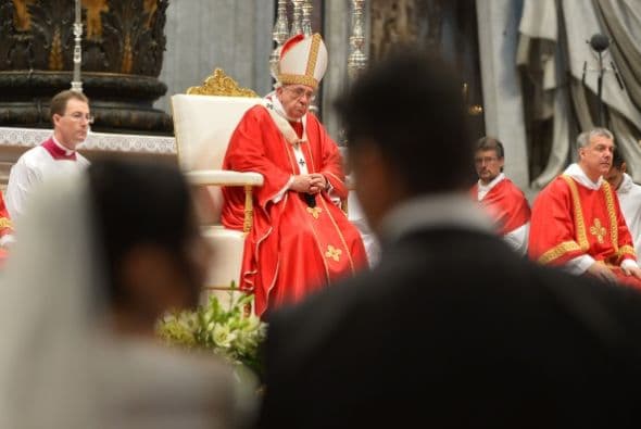Si vemos un poco mejor, el cura es ni más ni menos que el papa Francisco.