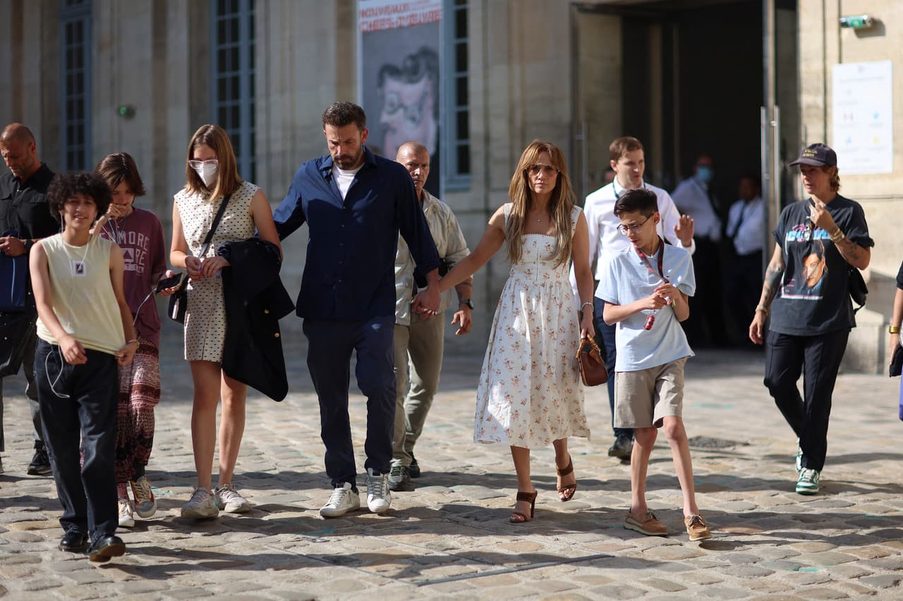 Junto a ellos estaban sus hijos. Por parte de él, 
<b><a href="https://www.univision.com/famosos/hijos-de-ben-affleck-y-jennifer-garner-fotos" target="_blank">Seraphina (13 años) y Violet (16)</a>, </b>que tuvo con Jennifer Garner, con quien además comparte a Samuel (10).
<br>